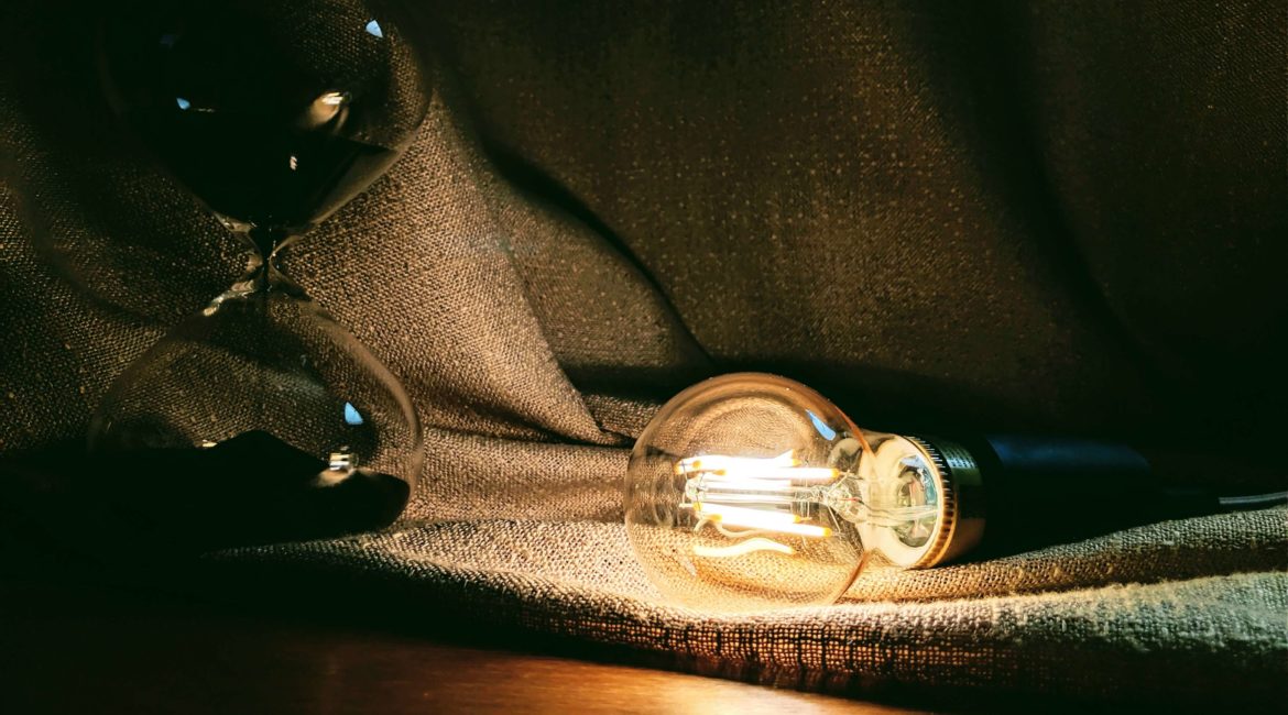 Smart aber Retro! Innr Zigbee LED Filament Lampen mit charaktervollem Ambiente >>Innr<< hat vor ein paar Tagen ganz überraschend eine wirkliche Neuheit im Bereich Smart Home Beleuchtung vorgestellt und holt die Retro Glühbirnen wieder zurück in das moderne Zuhause. Kaum hat Philips für September 2019 Filament Birnen für ihr System angekündigt, hat Innr bereits günstigere Varianten auf dem Markt.