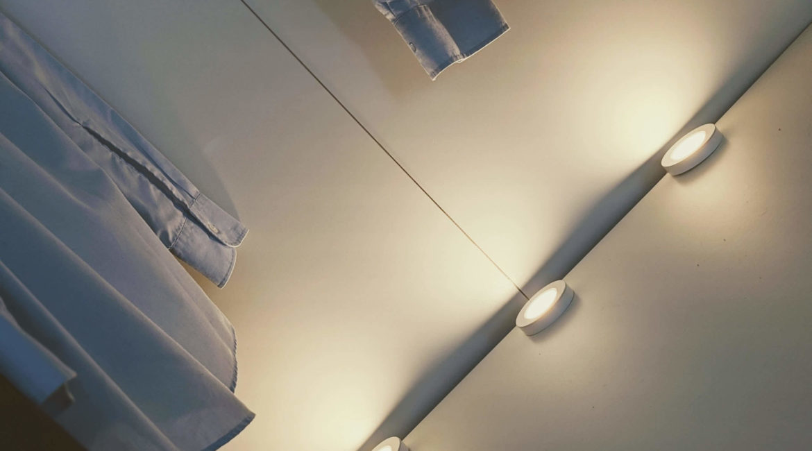 Innr Puck Lights - Philips Hue kompatible Spots für eine intelligente und flexible Schrankbeleuchtung Innr bringt nun ebenfalls Licht in all eure Schränke oder sorgt für eine gerichtete Beleuchtung eurer Arbeitsflächen. Die Innr Puck Lights sind flexibel einsetzbare Spotstrahler, die sowohl als Einbaustrahler als auch mit reiner Aufbaumontage genutzt werden können. Bei Holzschränken könnt ihr daher entweder die Spots in das Holz einfassen oder einfach nur die Fassung an die Oberfläche schrauben. Dank dem ZigBee Funkstandard lassen sie sich smart bedienen und mit einem bestehenden Philips Hue System kombinieren.