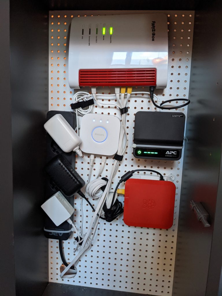 DIY Sideboard mit Router, APC USV und Raspberry Pi als NAS und Netzwerkwerbeblocker