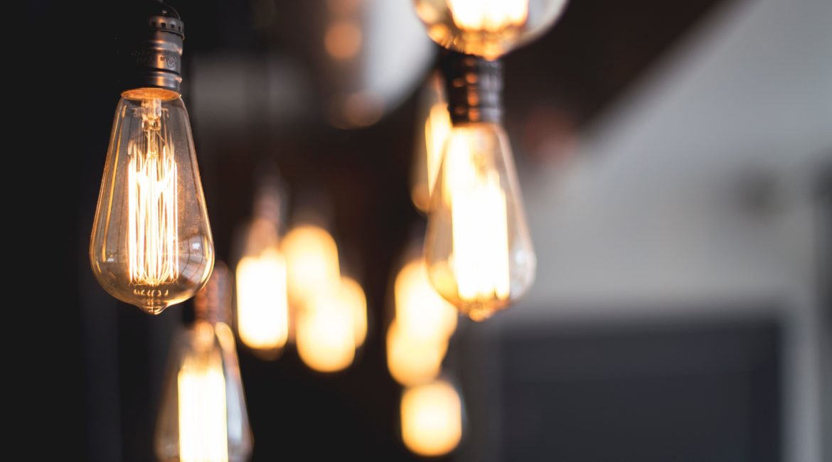 Die passende Smart Home LED-Lampe finden: Welche Kennzahlen gibt es und worauf gilt es zu achten? Wer sein Zuhause frisch umrüsten will auf die smarte Technik und vielleicht sogar noch klassische Glühbirnen und Halogenstrahler im Einsatz hat, wird sich vielleicht fragen welche LED-Lampe hierfür ein gleichwertiger Ersatz ist. Während man bei Glühbirnen von der Watt-Zahl ausgegangen ist, kann man diese Kennzahl bei den sehr viel effizienteren LED-Lampen nicht mehr vergleichen. Für die richtige Beleuchtung spielen außerdem andere Eigenschaften wie die Farbtemperatur, der Farbwiedergabeindex und der Abstrahlwinkel eine Rolle.