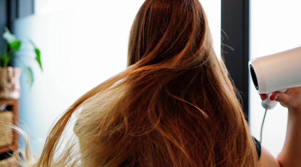 Laifen Swift Haatrockner - Preiswertes Supersonic Haarstyling Der Laifen Swift Haatrockner verspricht Highspeed-Haarstyling zum fairen Preis und punktet zugleich mit einer kompakten Bauform. Die nach Laifen's Aussage selbst entwickelte Technologie ermöglicht ein bis zu 5,5x schnelleres Haare trocknen durch extrem hohe Luftgeschwindigkeiten im Vergleich zu gewöhnlichen Haartrocknern. Nicht ganz vernachlässigen kann man jedoch eine gewisse Ähnlichkeit zu dem bekannten Dyson Supersonic™ Haartrockner. Hält die neue Haartrockner-Technologie aber was sie verspricht und ist der Laifen hier eine potenzielle Alternative zu teureren Modellen?